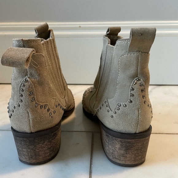 Amuse Society x Matisse, 7, khaki stone light brown studded suede ankle boot EUC - Picture 7 of 11